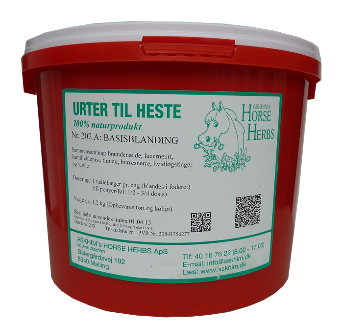 En blanding af brændenælde, lucerneurt, kamilleblomst, hvidløgsflager, burresnerre, timian og salvie. 